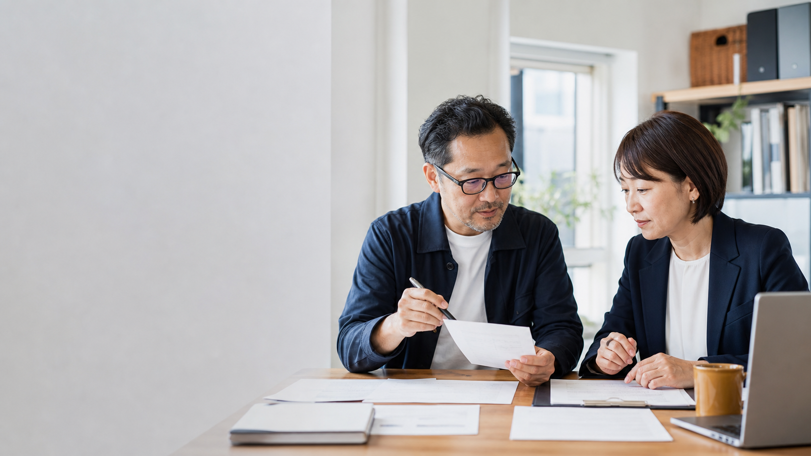 経営者とAIコンサルタントが業務の流れを確認している様子